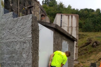 Imagen de los trabajos en el depósito de agua de Vilac. 