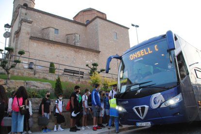 Alumnos de Golmés subiendo al bus escolar a primera hora.