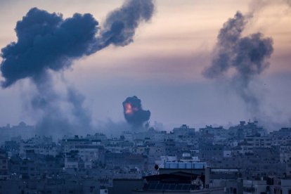 Explosiones y humo por los impactos de las bombas israelíes en la ciudad palestina de Gaza.