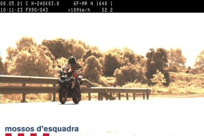 Imagen del motorista que iba a 189 en la N-240 en Lleida. 