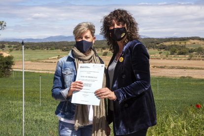 Jordà entregando la escritura a una agricultora en Agramunt.