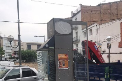 Operaris de la companyia van retirar ahir les dos cabines.