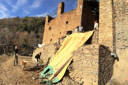 Veïns treballant a recuperar el poble de Solanell.