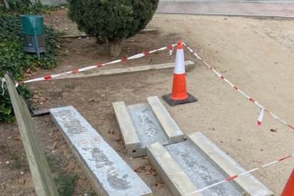 Un dels bancs en mal estat dels jardins Jaume Magre.