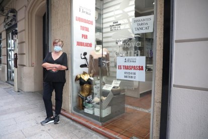 Carmen cierra por jubilación sin poder traspasar el negocio.