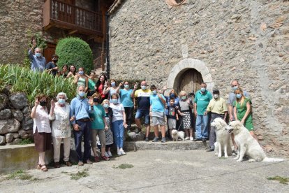 Veinticuatro vecinos de segunda residencia de El Querforadat (Cava) en la plaza del pueblo el miércoles. 