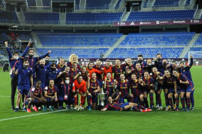 L’equip blaugrana que dirigeix el lleidatà Lluís Cortés posa amb la copa conquerida ahir.