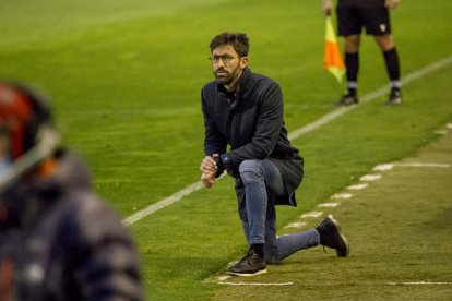 Molo, agenollat, observa el joc del seu equip ahir davant de l’Espanyol B.