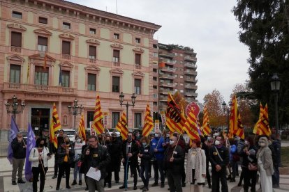 CCOO demana recuperar els drets dels funcionaris. Unes 50 persones es van concentrar front la subdelegació del Govern espanyol.