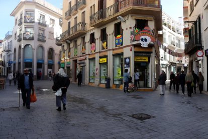 Sitges tendría que estar llena de visitantes al ser Carnaval, pero presenta esta atípica imagen.