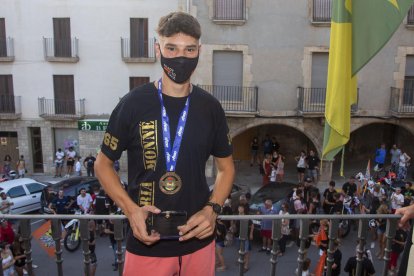 Adrià Monné al balcó de l’ajuntament de Bellpuig, des d’on va saludar els seus seguidors.