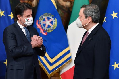 El primer ministre italià sortint, Giuseppe Conte, saluda el seu successor, Mario Draghi.