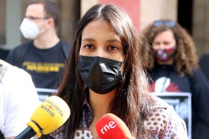 La abogada de Pablo Hasel, Alejandra Matamoros, durante la rueda de prensa ante el Parlamento