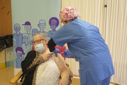 Milagros García, en el momento de recibir la dosis que le dará la inmunidad frente a la Covid.