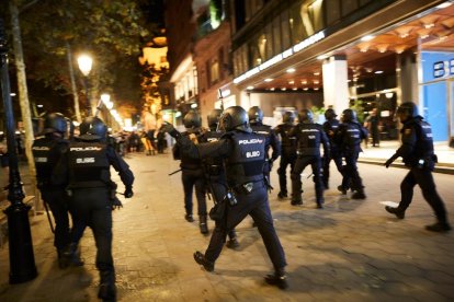 Imatge d'arxiu del desallotjament del Passeig de Gràcia de Barcelona per membres dels Mossos d'Esquadra després d'una mobilització convocada pels CDR.