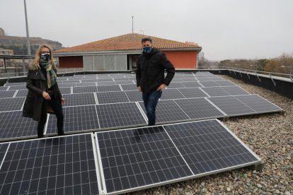 La directora del centro y el secretario y tecnólogo del Gili i Gaya, en la cubierta con las placas solares. 