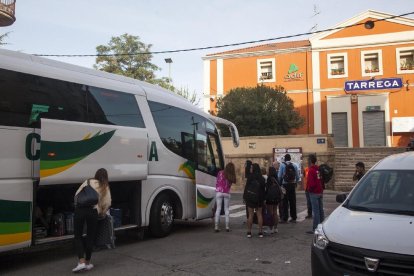 Un autobús recoge a pasajeros del tren en Tàrrega en uno de los múltiples transportes alternativos.