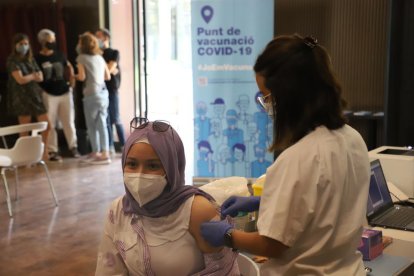 La universitaria Chaymae vacunándose ayer en el Rectorado.