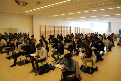 Imagen del grupo de Psicología que hacer hizo un examen en el gimnasio de su facultad.