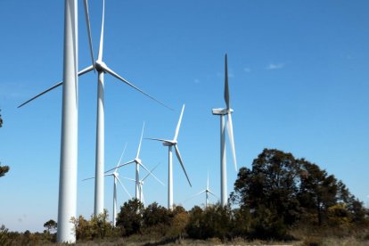 Pla obert del parc eòlic de la serra del Vilobí, entre els termes municipals de Tarrés i Fulleda