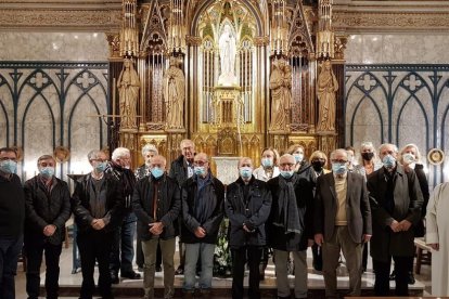 Foto de família dels assistents a l’homenatge a mossèn Tarragona a l’Acadèmia Mariana.