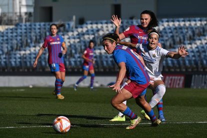 Mariona lucha el balón con una rival ayer durante el partido.