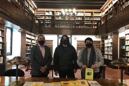 El IEI recibe los libros de los premios de cultura popular de Bellpuig