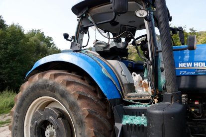 Los vándalos rompieron los cristales de este tractor a martillazos. 