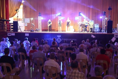 ‘Trencaolles’ en Maials  -  Niños y adultos participaron ayer por la tarde en el trencaolles de Maials en el marco de su Festa Major, y después del tradicional correbars tuvo lugar por la noche un concierto del cantautor Manu Guix.