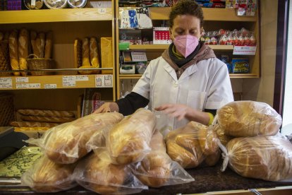 Una panadería de Tornabous prepara el pan que repartirá a domicilio. 