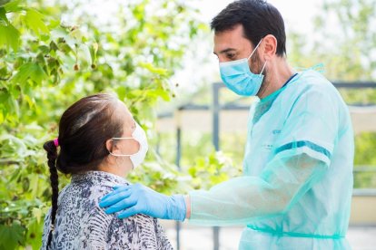 Imagen de un psicólogo con una paciente durante la pandemia.