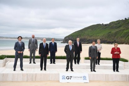 Fotografia de família dels líders del G7 ahir, en l’inici de la cimera a Cornualla.