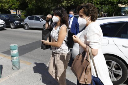 Juana Rivas (esquerra), a l’arribar al centre d’inserció social.