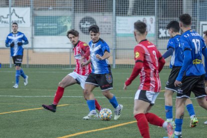 Un jugador del Solsona porta la pilota amb l’oposició d’un rival.