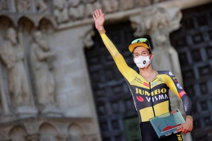 Roglic, amb el mallot de líder, davant la catedral de Burgos.