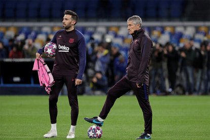 Eder Sarabia junto a Quique Setién.