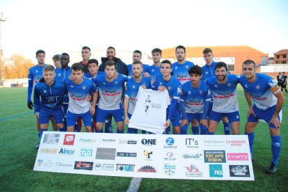 La plantilla del Mollerussa mostró ayer una camiseta de apoyo a su compañero lesionado Roger Aleu.