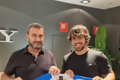 Enric Duch, presidente del Lleida Llista, junto al nuevo fichaje del equipo, el leridano Jordi Badia.