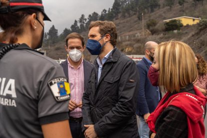 Pablo Casado viajó ayer a La Palma para seguir el avance del volcán.