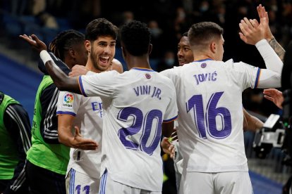 Asensio es felicitado por sus compañeros tras anotar el gol que sentenciaba el duelo.