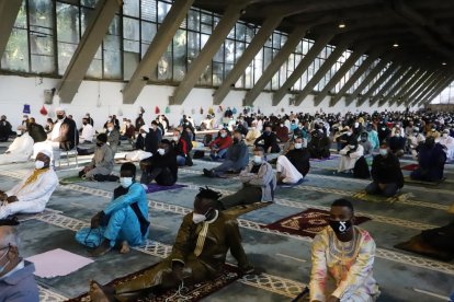 Al Palau de Vidre, els fidels van mantenir la distància i alguns van seguir la pregària a l’exterior.