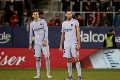 Piqué y Busquets, tras el segundo gol de Osasuna.