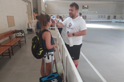 Jordi Capdevila toma la temperatura a una jugadora durante la pasada pretemporada.