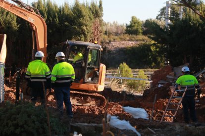 Operarios trabajando ayer en la avería. 