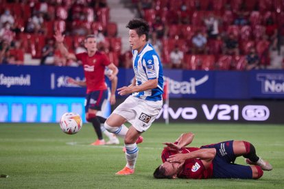 El blanquiazul Wu Lei, en una acción del partido de ayer ante el Osasuna.