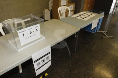 Una mesa electoral al pavelló Juanjo Garra de Lleida