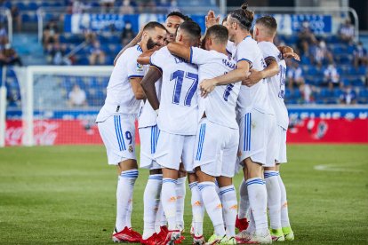 Jugadors del Madrid celebren un dels gols.