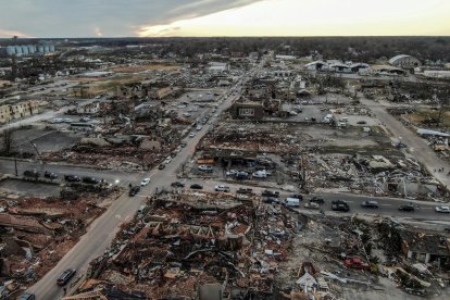 Vista aérea de la ciudad de Mayfield tras el paso de un tornado. 