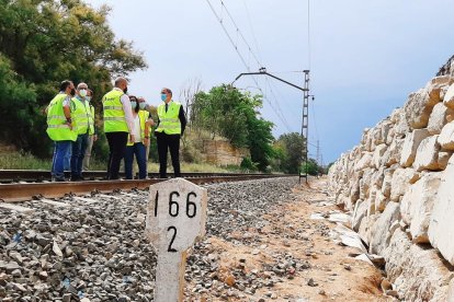 Crespín, Ruiz i tècnics, durant la visita.