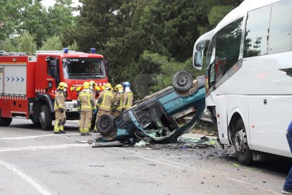 El turisme i l'autocar escolar van xocar frontalment a la carretera LP-9221.